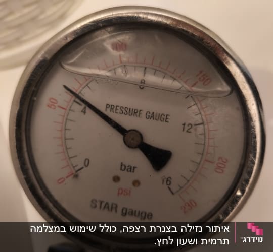 מד לחץ עם מחוגה ומדידת לחץ בבר ו-psi